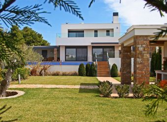 Spacious & modern villa in gated complex