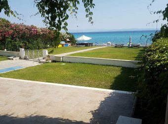 Beachfront maisonette in complex