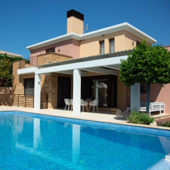 Modern villa with pool & jacuzzi
