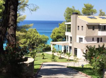 Spacious Villa, first on the beach