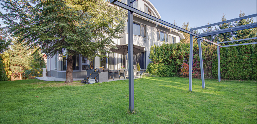 Spacious family home in prestigious gated complex