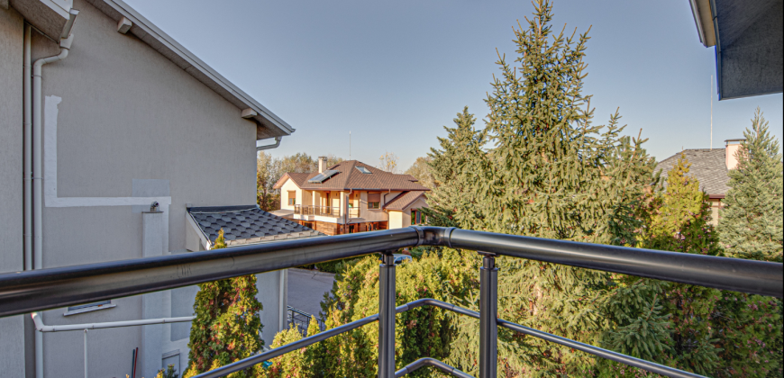 Spacious family home in prestigious gated complex