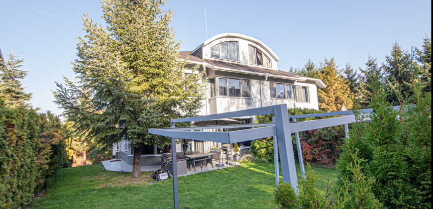Spacious family home in prestigious gated complex