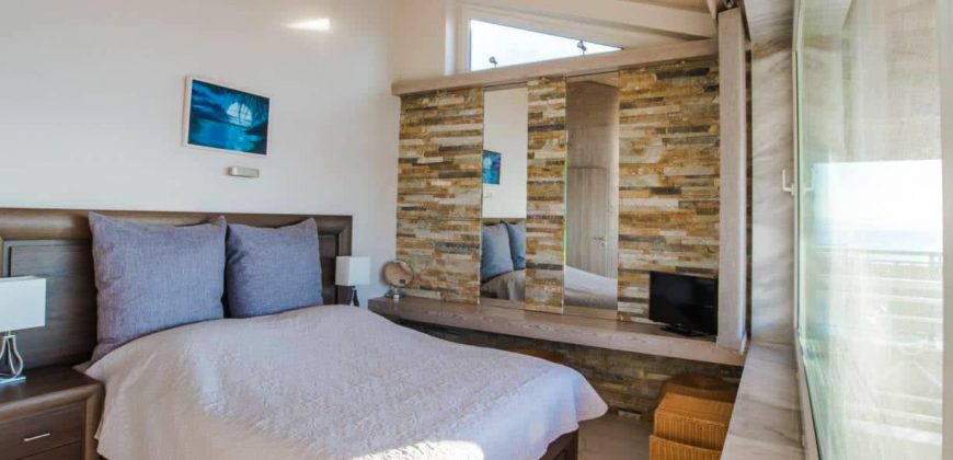 Modern Maisonette with private beach