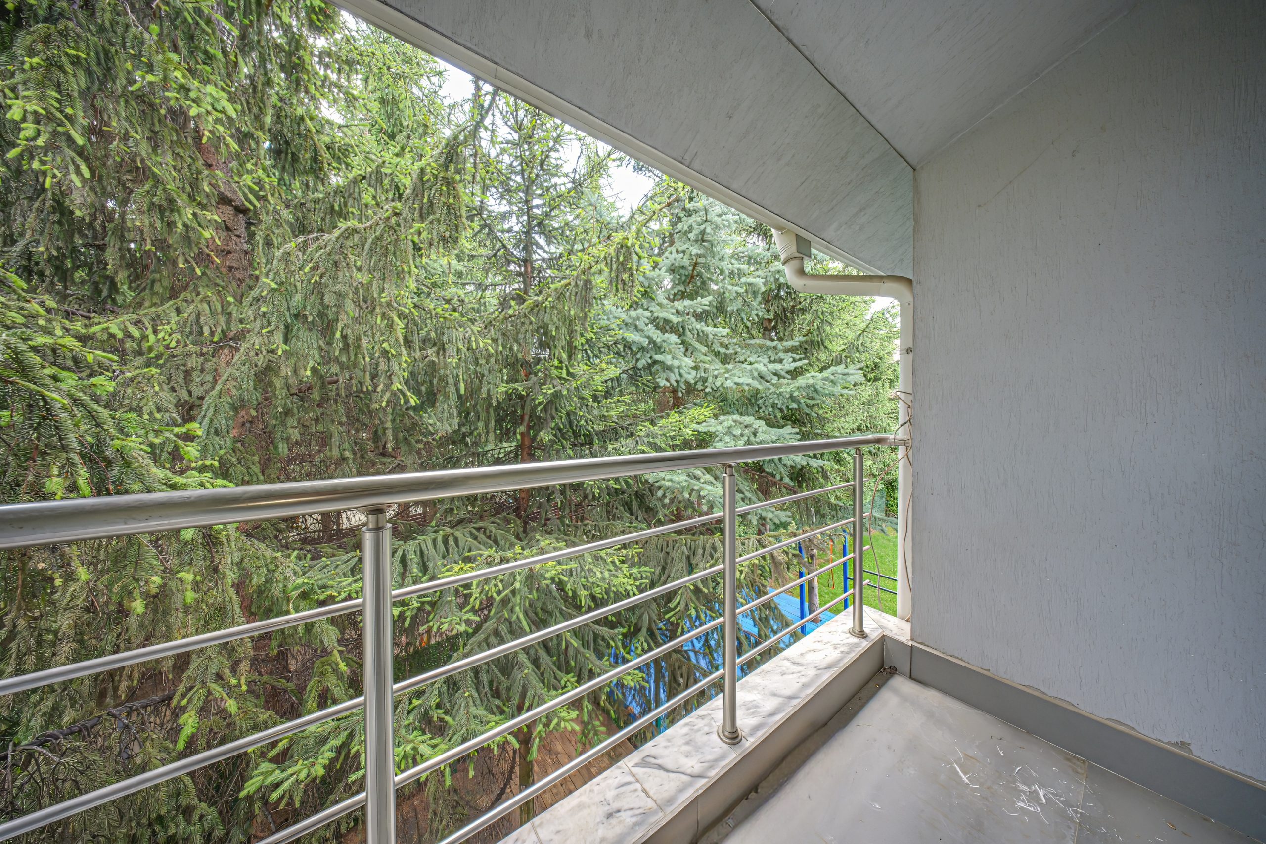 Modern family home in prestigious gated complex