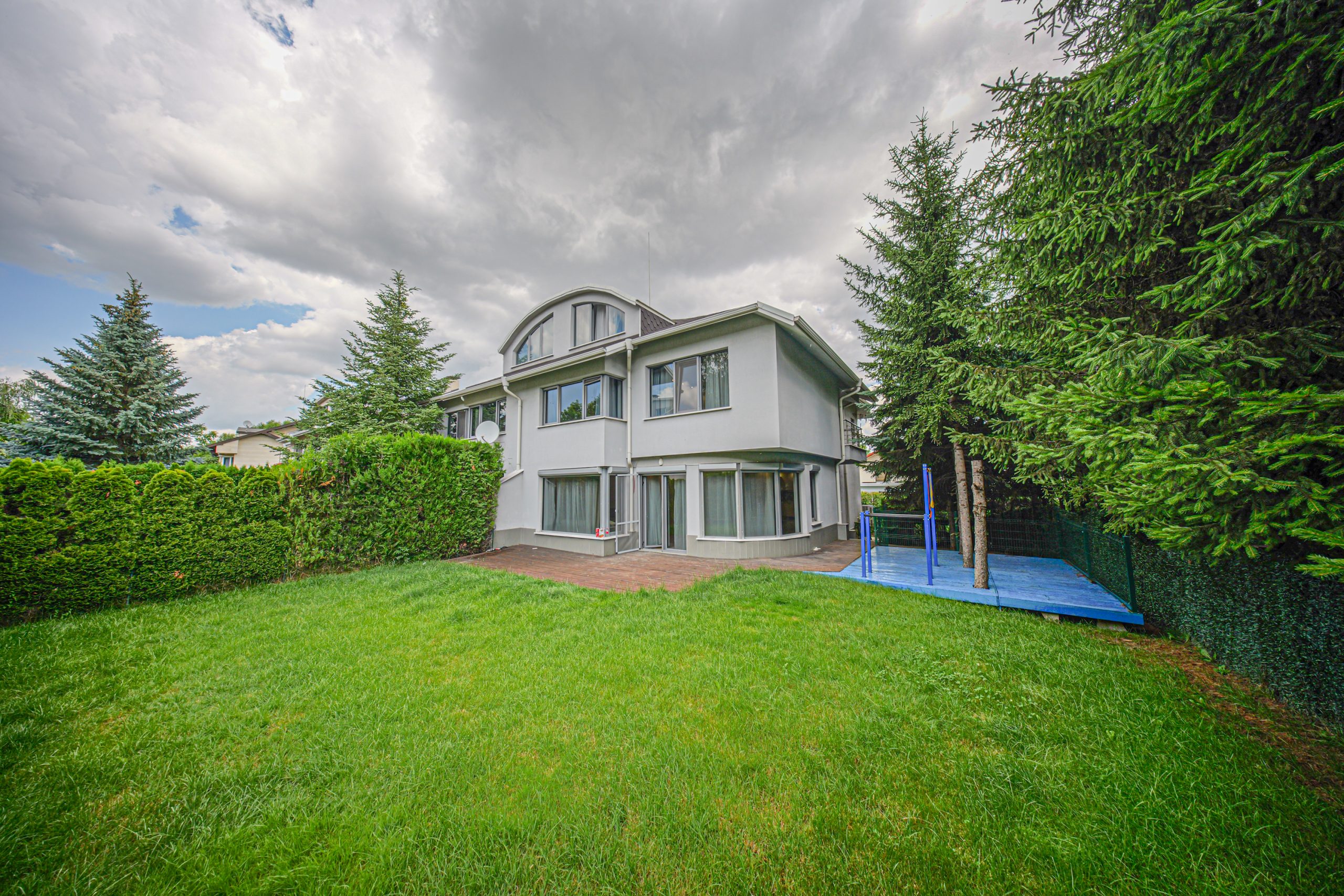 Modern family home in prestigious gated complex
