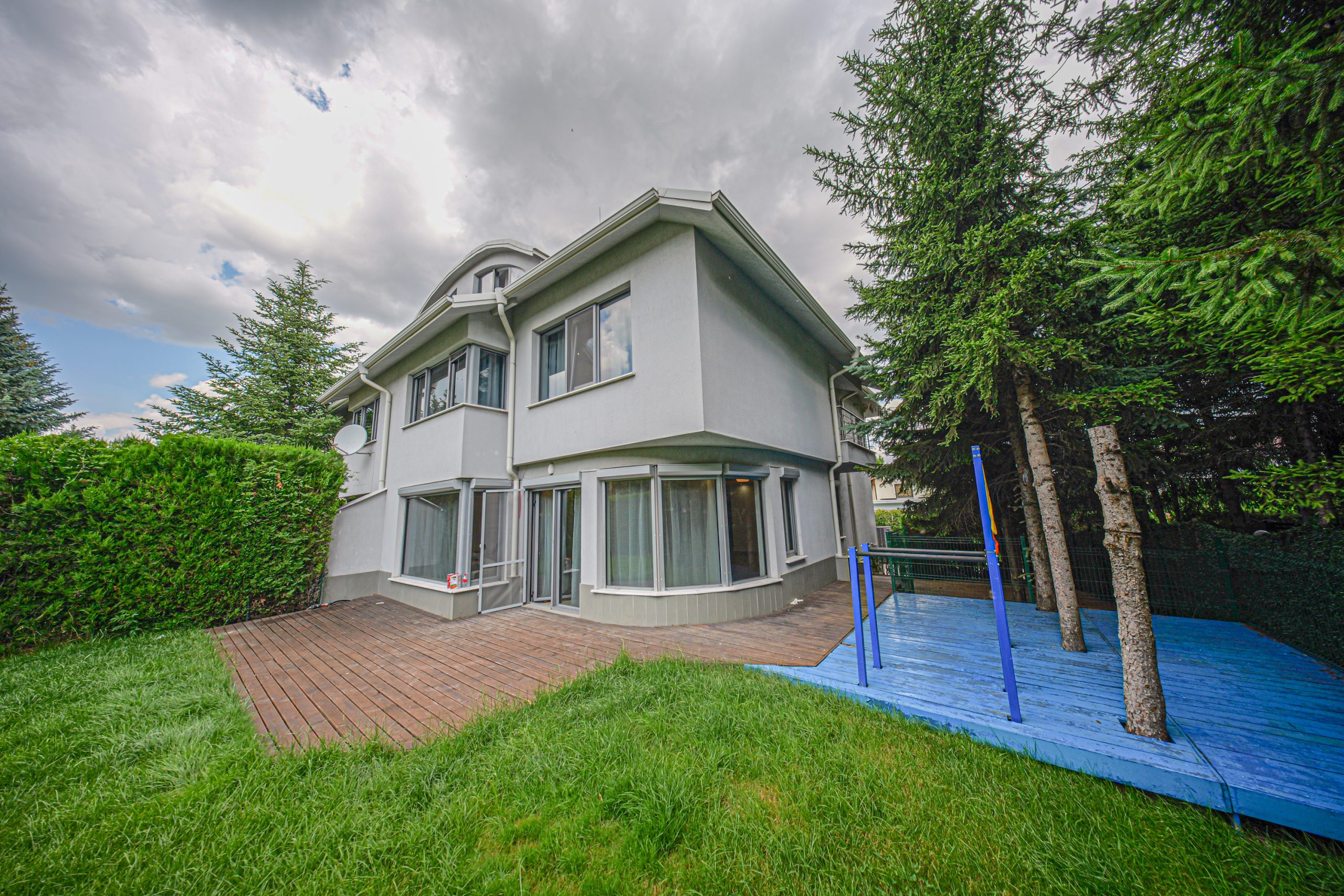 Modern family home in prestigious gated complex