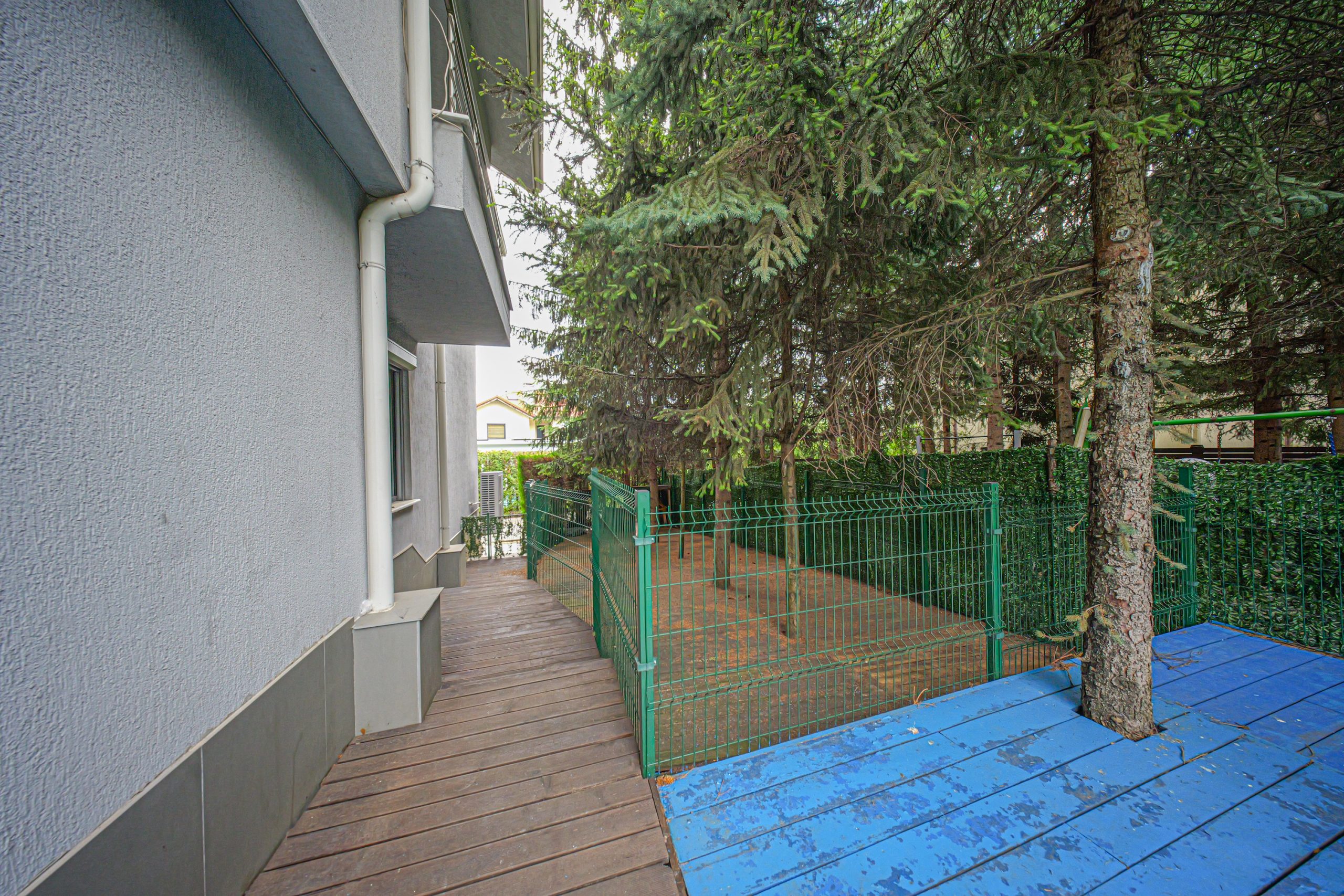 Modern family home in prestigious gated complex